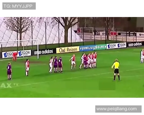 网红在家偶遇足球明星展开亲密对话分享生活趣事与运动激情